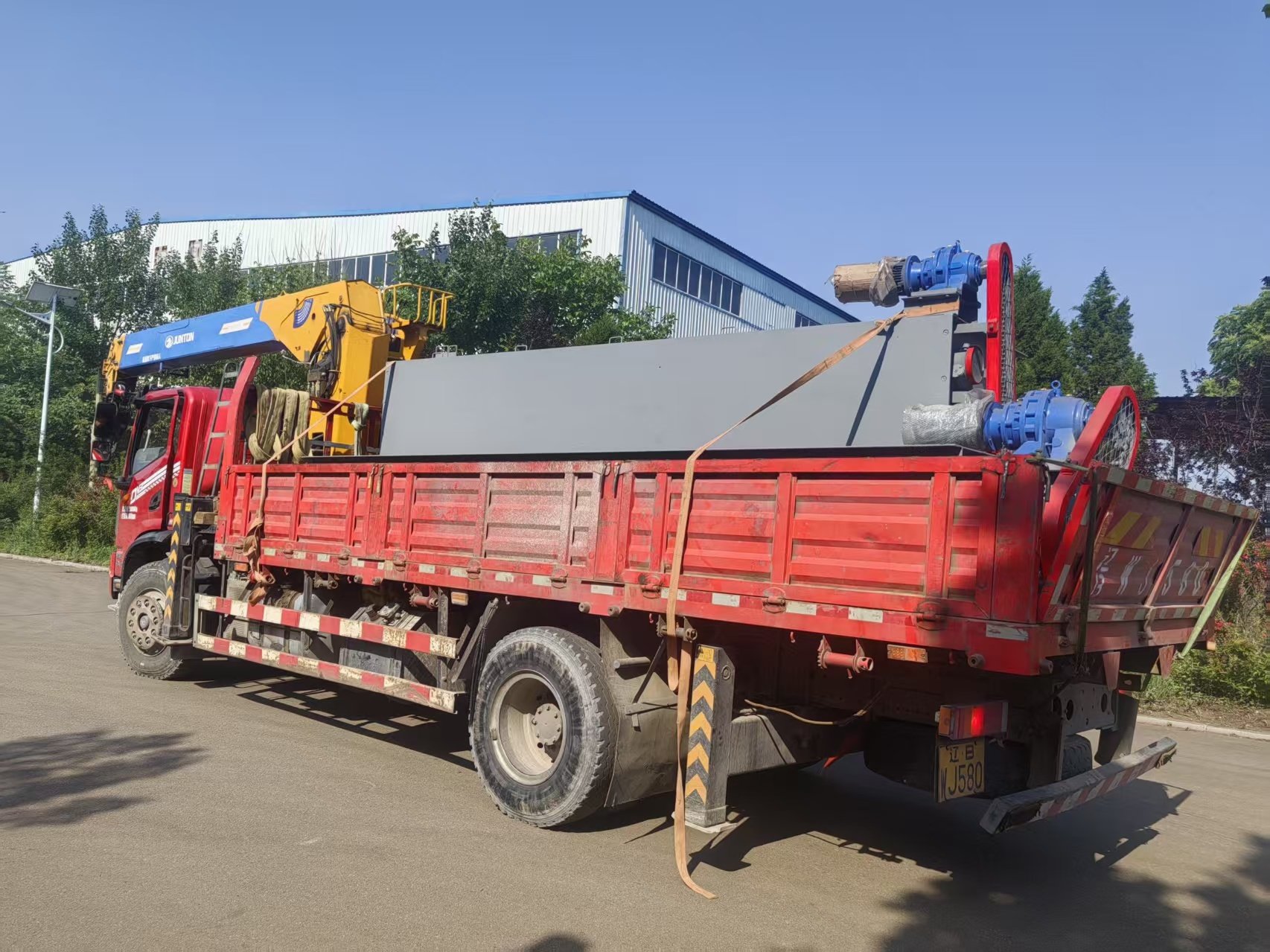 We have shipped one 25-ton biomass grate, model small-scale flake grate, from our partner factory Wafangdian Grate Factory